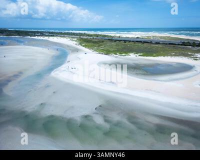 Vista aerea della spiaggia astratta con la bassa marea, con gente e colori vivaci, St. Augustine, Stati Uniti. Foto Stock