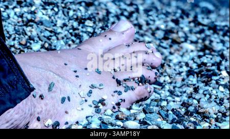 Spagnolo - Andalusia-Fruehling-aprile 2025 fuss im Wasser des Mittelmeer Stein Strand Andalusien ist eine große autonome Region Spaniens an der Südküste des Landes. Die Landschaft wird von Hügeln, Flüssen und der Landwirtschaft bestimmt Andalusien Spanien *** Spagna Andalusia primavera aprile 2025 piedi nelle acque del Mar Mediterraneo spiaggia di pietra Andalusia è una grande regione autonoma della Spagna sulla costa meridionale del paese il paesaggio è dominato da colline, fiumi e agricoltura Andalusia Spagna Foto Stock