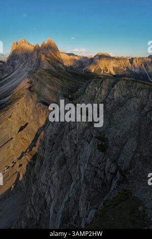 Vista aerea di Seceda al tramonto con le Dolomiti, Villnoss, Italia. Foto Stock