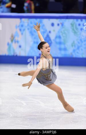 20 febbraio 2014 - Sochi, Russia - Adelina Sotnikova (RUS) partecipa al programma di pattinaggio di figura femminile gratuito alle Olimpiadi invernali 2014 di Sochi. Kostner ha vinto una medaglia di bronzo. Sotnikova ha vinto la medaglia d'oro. (Immagine di credito: © Troy Wayrynen/ZUMAPRESS.com) Foto Stock
