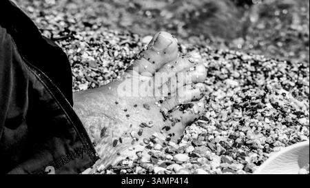 Spagnolo - Andalusia-Fruehling-aprile 2025 fuss im Wasser des Mittelmeer Stein Strand Andalusien ist eine große autonome Region Spaniens an der Südküste des Landes. Die Landschaft wird von Hügeln, Flüssen und der Landwirtschaft bestimmt Andalusien Spanien *** Spagna Andalusia primavera aprile 2025 piedi nelle acque del Mar Mediterraneo spiaggia di pietra Andalusia è una grande regione autonoma della Spagna sulla costa meridionale del paese il paesaggio è dominato da colline, fiumi e agricoltura Andalusia Spagna Foto Stock