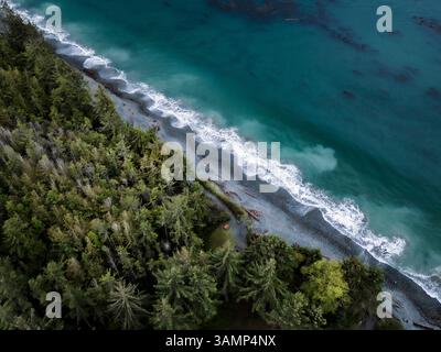 Vista aerea della tranquilla costa con foresta incontaminata e costa rocciosa, Shirley, British Columbia, Canada. Foto Stock