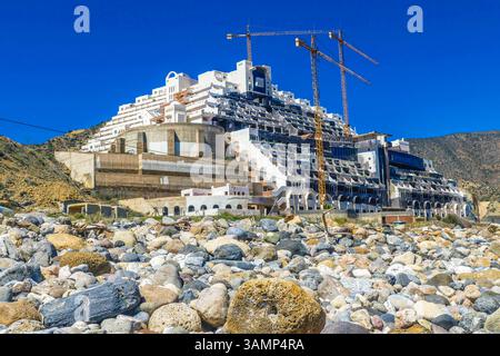 Spagnolo - Andalusia-Fruehling-aprile 2025 Riessen Grosser Hotel Neubau an der Kueste des Mittelmeer Kran Baustelle Andalusien ist eine große autonome Region Spaniens an der Südküste des Landes. Die Landschaft wird von Hügeln, Flüssen und der Landwirtschaft bestimmt Andalusien Spanien *** Spagna Andalusia Primavera aprile 2025 Riessen grande nuovo edificio alberghiero sulla costa del sito di costruzione della gru mediterranea Andalusia è una grande regione autonoma della Spagna sulla costa meridionale del paese il paesaggio è caratterizzato da colline, fiumi e agricoltura Andalusia Spagna Foto Stock