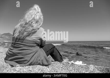 Spagnolo - Andalusia-Fruehling-aprile 2025 Frau sitz am Strand des Mittelmeer erholung Andalusien ist eine große autonome Region Spaniens an der Südküste des Landes. Die Landschaft wird von Hügeln, Flüssen und der Landwirtschaft bestimmt Andalusien Spanien *** Spagna Andalusia Primavera aprile 2025 donna seduta sulla spiaggia del Mar Mediterraneo ricreazione Andalusia è una grande regione autonoma della Spagna sulla costa meridionale del paese il paesaggio è dominato da colline, fiumi e agricoltura Andalusia Spagna Foto Stock