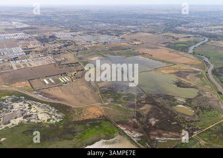 Vista aerea della tranquilla riserva naturale del lago Connewarre, circondata da ampi campi e acque tranquille, Connewarre, Australia. Foto Stock