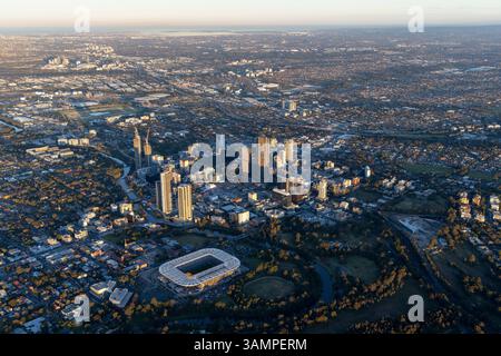 Vista aerea dello splendido skyline urbano con edifici moderni e aree residenziali, Westmead, Sydney, Australia. Foto Stock