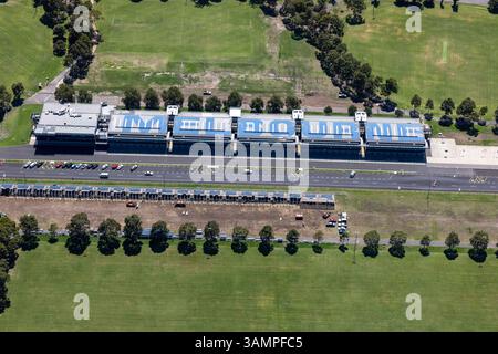 Vista aerea di Albert Park con pista da corsa, edifici, automobili e alberi, Melbourne, Victoria, Australia. Foto Stock