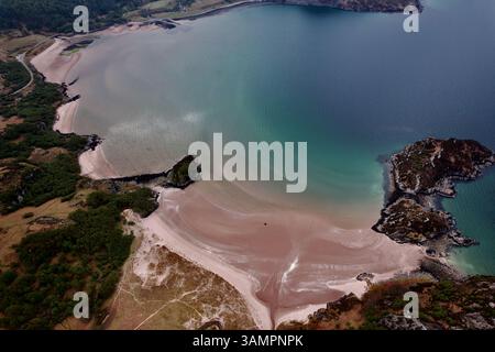 Vista aerea della splendida spiaggia di Gruinard con una tranquilla costa sabbiosa e un terreno accidentato, Achnasheen, Scozia, Regno Unito. Foto Stock
