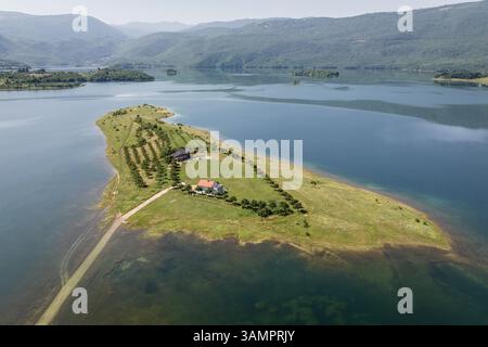 Vista aerea di un'isola su Ramsko Jezero (lago Rama), Prozor, Bosnia ed Erzegovina. Foto Stock