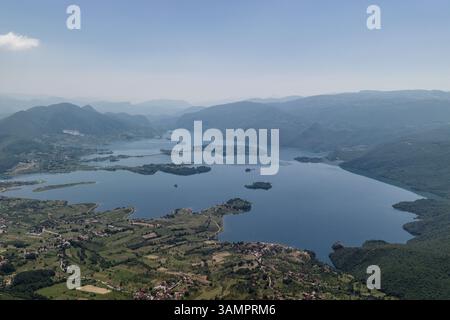 Vista aerea di Ramsko Jezero (lago Rama), Prozor, Bosnia ed Erzegovina. Foto Stock