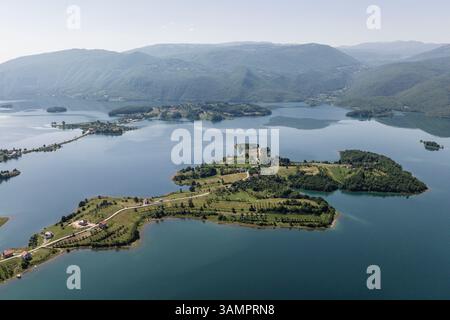 Vista aerea di un'isola sul Ramsko Jezero (lago Rama) a Prozor, Bosnia ed Erzegovina. Foto Stock