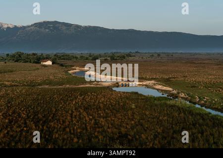 Veduta aerea di un piccolo e vecchio ponte sul canale vicino alla città di Livno in Bosnia ed Erzegovina. Foto Stock
