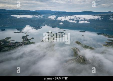 Vista aerea del nebbioso Ramsko Jezero (lago Rama) a Prozor-Rama, Bosnia ed Erzegovina. Foto Stock