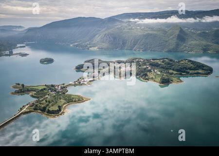 Vista aerea di un'isola di Ramsko Jezero (lago Rama) a Prozor-Rama, Bosnia ed Erzegovina. Foto Stock