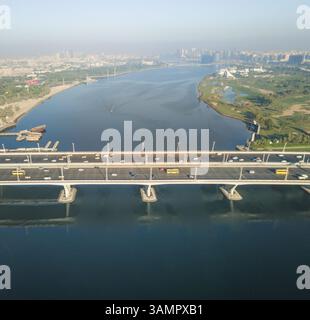 Vista aerea del traffico automobilistico su un ponte che attraversa il Dubai creek, U.A.E. Foto Stock