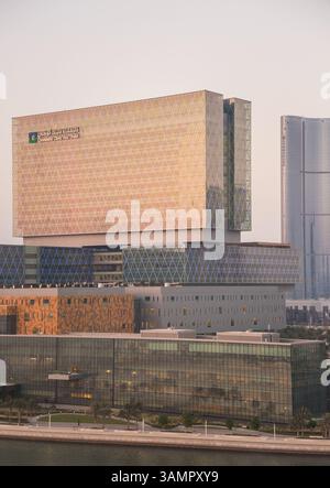 ABU DHABI, U.A.E. - 9 GIUGNO 2017: Veduta del canale e della Cleveland Clinic ad Abu Dhabi, U.A.E. Foto Stock