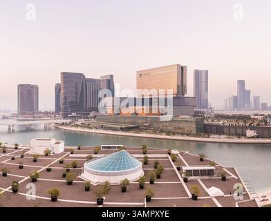 ABU DHABI, U.A.E. - 9 GIUGNO 2017: Veduta del canale e della Cleveland Clinic ad Abu Dhabi, U.A.E. Foto Stock