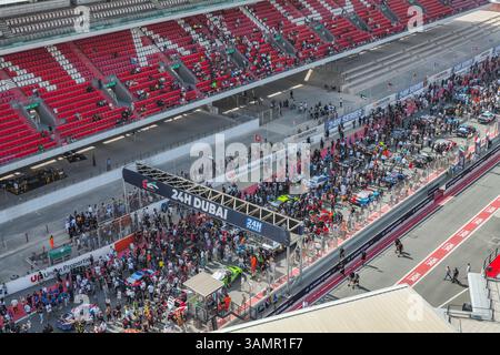Dubai, Emirati Arabi Uniti - 27 gennaio 2024: Veduta aerea dell'affollata pista da corsa con auto e stadio durante la 24 ore di Hankook Dubai, Dubai, United Ara Foto Stock
