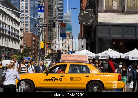 21 settembre 2009 - New York, New York, Stati Uniti - Chelsea è uno dei quartieri residenziali più tranquilli di Manhattan, ci sono ancora molte case in pietra del XIX secolo, e i proprietari di gallerie hanno trovato questo luogo lo spazio moderno adatto per esporre le opere dei loro artisti. Gran parte della comunità gay con un maggiore potere d'acquisto è stata spostata in questa parte della città, quindi è anche conosciuta in questa parte della città come "gayborhood". L'indumento inizia dal 27 St, tra l'ottavo e il sesto ed è diventato il luogo ideale per lo shopping con Macy's alla testa. (Immagine di credito: © Sergi R Foto Stock