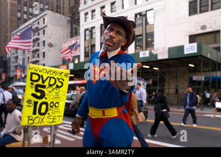 21 settembre 2009 - New York, New York, Stati Uniti - Un uomo vestito da Superman cerca di essere fotografato con i turisti a Chelsea per fare un po' di soldi. Questo è un quartiere in transizione tra le stressanti strade del centro di Manhattan e la tranquilla Greenwich. Nel 1750 il capitano Thomas Clark acquistò la terra che comprendeva quella che ora occupa la 14a strada e la 25a strada e la 8a strada sul fiume Hudson, ponendo il nome di Chelsea. A metà del XIX secolo e dopo l'installazione di una linea ferroviaria lungo la 11th Avenue, la popolazione attiva si stabilì in questa zona di Manhattan. Durante questo periodo era la p Foto Stock