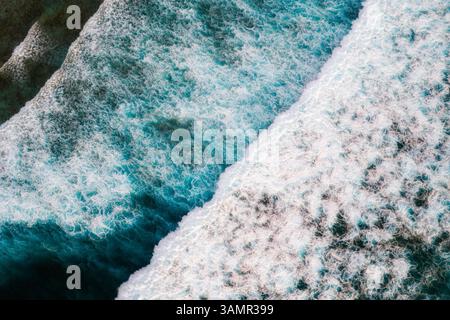 Vista aerea della schiuma bianca dalle onde dell'oceano che si infrangono sulla costa dell'atollo di Alifu Dhaalu, Alif Alif, Maldive. Foto Stock