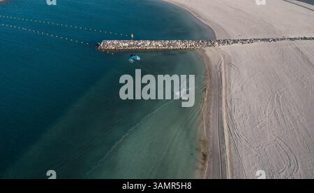 Vista aerea di una persona che pratica il kitesurf nella baia di Dubai, U.A.E. Foto Stock