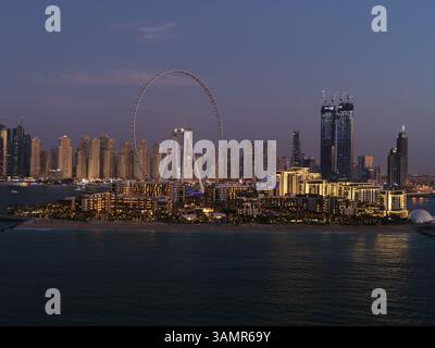 Vista aerea della ruota panoramica sull'isola Bluewaters a Dubai durante la notte. Foto Stock