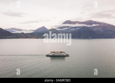 Veduta aerea di un traghetto che attraversa Lago di Como, Cadenabbia, Italia. Foto Stock