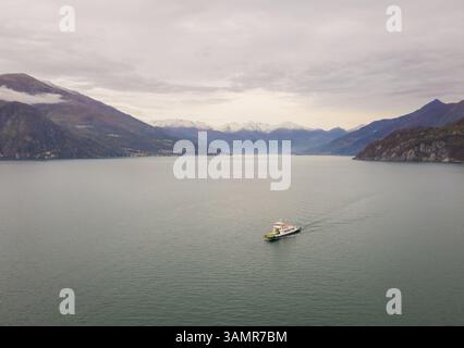 Veduta aerea di un traghetto che attraversa Lago di Como, Cadenabbia, Italia. Foto Stock