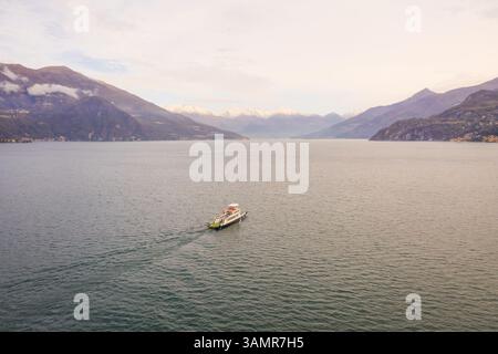 Veduta aerea di un traghetto che attraversa Lago di Como, Cadenabbia, Italia. Foto Stock