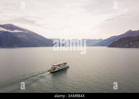 Veduta aerea di un traghetto che attraversa Lago di Como, Cadenabbia, Italia. Foto Stock
