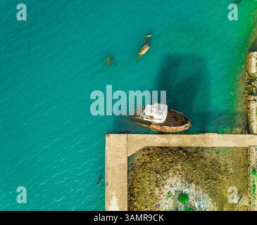 Vista aerea del relitto arrugginito presso Shell Island, Filippine. Foto Stock