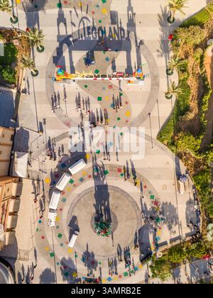 DUBAI, EMIRATI ARABI UNITI - 20 APRILE 2018: Veduta aerea di Legoland colorati marciapiedi e ombre tortuose, Dubai, Emirati Arabi Uniti. Foto Stock