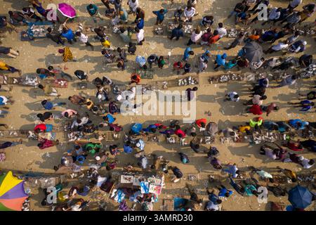Vista aerea di persone che lavorano e commerciano al mercato del pesce di Rahman lungo il fiume Karnaphuli, Chittagong, Bangladesh. Foto Stock