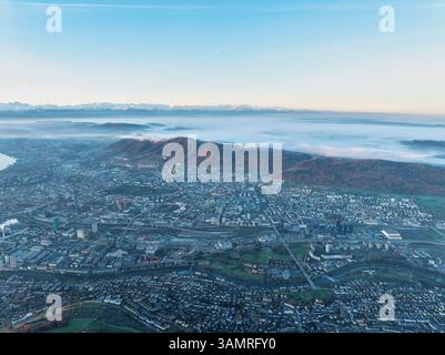 Vista aerea della splendida città di Zurigo con montagne e fiume al tramonto, Affoltern, Svizzera. Foto Stock