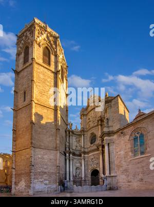 Si tratta della Cattedrale di Valencia (Catedral de Valencia) con la sua iconica Torre Miguelete (El Micalet), uno dei monumenti più famosi della città Foto Stock