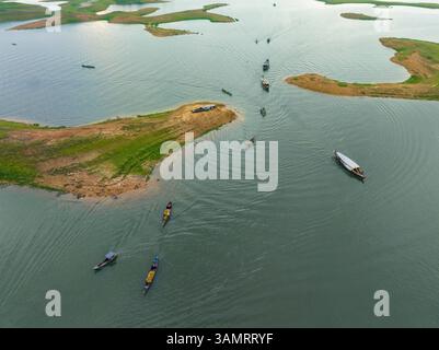 Vista aerea della frutta sulla barca nel lago Kaptai, Rangamati, Bangladesh. Foto Stock