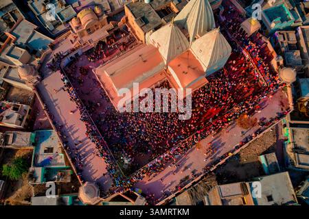Vista aerea del tempio Shri Raas Bihari durante il festival del Sacro colore a Barsana, Uttar Pradesh, India. Foto Stock