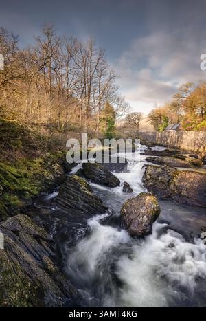 Afon Llugwy scorre attraverso Capel Curig Foto Stock