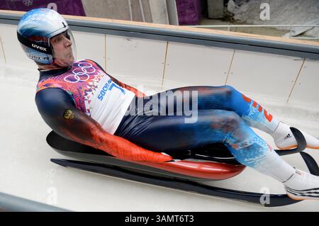 8 febbraio 2014 - Sochi, Russia - il russo ALBERT DEMCHENKO (7) parte per la prima manche nel single luge maschile al Sanki Sliding Centre durante le Olimpiadi invernali. (Immagine di credito: © Chuck Myers/MCT/ZUMAPRESS.com) Foto Stock