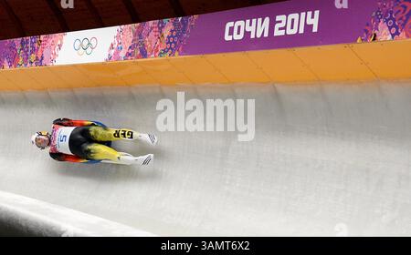 8 febbraio 2014 - Sochi, RUS - David Moeller della Germania fa la sua seconda manche nel single luge maschile al Sanki Sliding Centre durante le Olimpiadi invernali di Sochi, Russia, sabato 8 febbraio 2014. (Immagine di credito: © Chuck Myers/MCT/ZUMAPRESS.com) Foto Stock