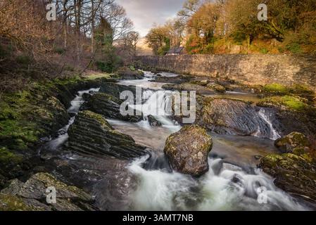 Afon Llugwy scorre attraverso Capel Curig Foto Stock