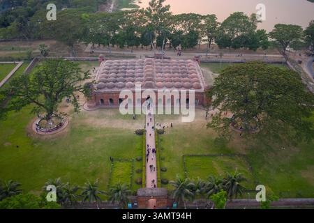 Vista aerea della Sixty Dome Mosque, un famoso punto di riferimento turistico vicino alla foresta di mangrovie dei Sundarbans, Khulna, Bangladesh. Foto Stock