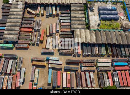 Dhaka, Bangladesh - 18 maggio 2020: Veduta aerea di Mohakhali, stazione degli autobus e parcheggio degli autobus a Dhaka, Bangladesh. Foto Stock