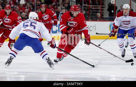 8 febbraio 2014 - Raleigh, North Carolina, U. S - Carolina Hurricanes ala sinistra Drayson Bowman (21) porta il disco sul ghiaccio oltre il difensore dei Montreal Canadiens Francis Bouillon (55) durante una partita alla PNC Arena di Raleigh, N.C. tra i Carolina Hurricanes e i Montreal Canadiens. (Immagine di credito: © Wes Hight/ZUMAPRESS.com) Foto Stock