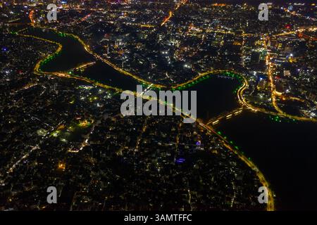 Vista aerea del paesaggio urbano di Dacca e del lago Gulshan di notte, Dacca, Bangladesh. Foto Stock