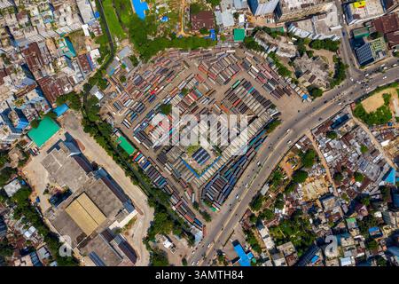 Vista aerea di Mohakhali, stazione degli autobus e parcheggio circondato dal quartiere residenziale di Dacca, Bangladesh. Foto Stock