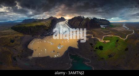 Vista aerea panoramica del ghiacciaio Skaftafell al tramonto, Austurland, Islanda. Foto Stock