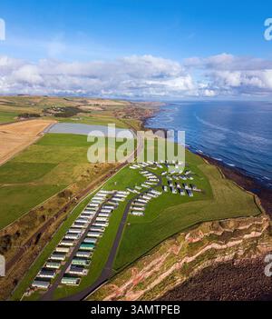 Vista aerea del Mashal Meadows Caravan Park con scogliere panoramiche e mare tranquillo, Berwick-upon-Tweed, Regno Unito. Foto Stock