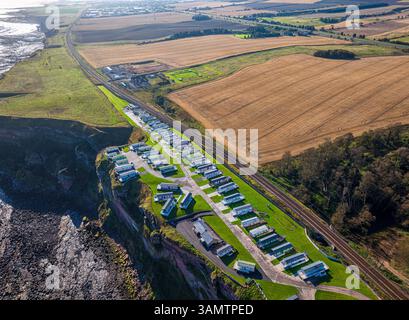 Vista aerea del parco carovaniere mashal Meadows circondato da una splendida costa e da ampi campi, berwick-upon-tweed, regno unito. Foto Stock